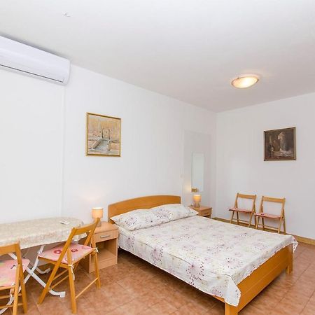Apartments Goran Постира Екстериор снимка